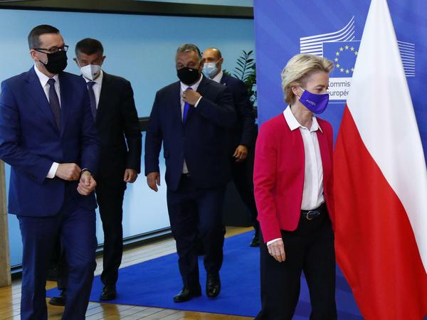 Angebot der EU-Kommisionspräsidentin Ursula von der Leyen an Polen, Ungarn und andere Gegner einer Verteilung von Migranten in der EU: Wer nicht aufnehmen will, soll bei der Abschiebung helfen. 