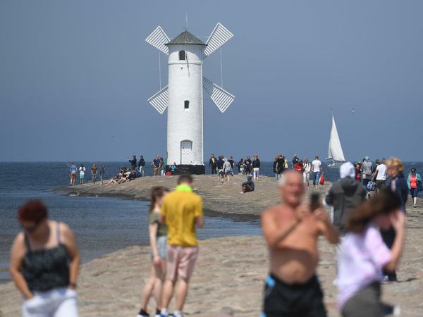 Touristen auf der Mole von Swinoujscie (Swinemünde) auf der polnischen Seite der Insel Usedom