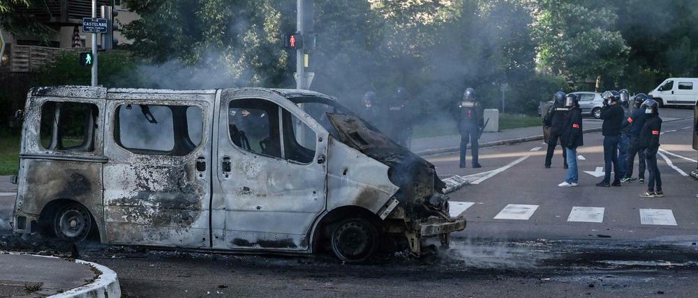 Seit dem Wochenende kommt es in Dijon zu gewalttätigen Zusammenstößen, Autos werden angezündet - die Polizei erhält Verstärkung.