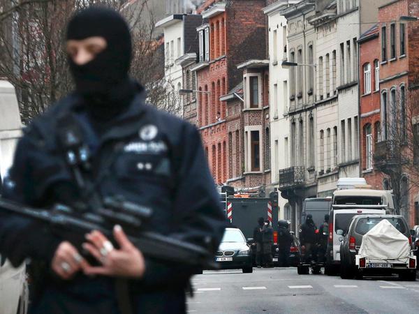 Der Großeinsatz in dem Brüsseler Vorort Molenbeek galt offenbar dem mutmaßlichen Paris-Attentäter Salah Abdeslam.