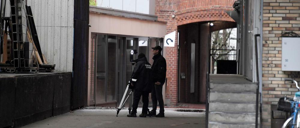 Polizisten untersuchen den Tatort in Bremen