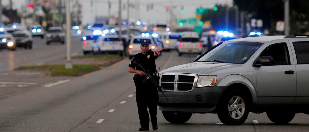 Großeinsatz in Baton Rouge: Die Polizei blockiert Straßen auf der Suche nach möglichen Mittätern.