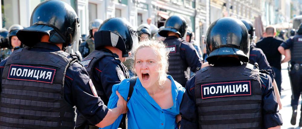 Protest in Moskau: Eine junge Frau wird festgenommen. 