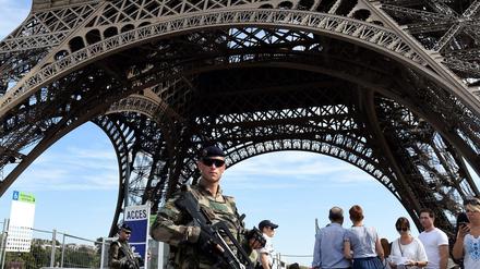 Islamistinnen versuchten offenbar vor einer Woche, einen Wagen in der Nähe des Eiffelturms zur Explosion zu bringen.