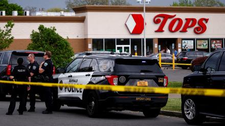 Polizisten vor dem Supermarkt in Buffalo in dem der rassistische Terroranschlag geschah.