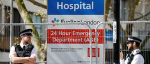 Das St Thomas-Krankenhaus in London, in dem Boris Johnson seit Sonntagabend liegt, wird von Polizisten bewacht. 