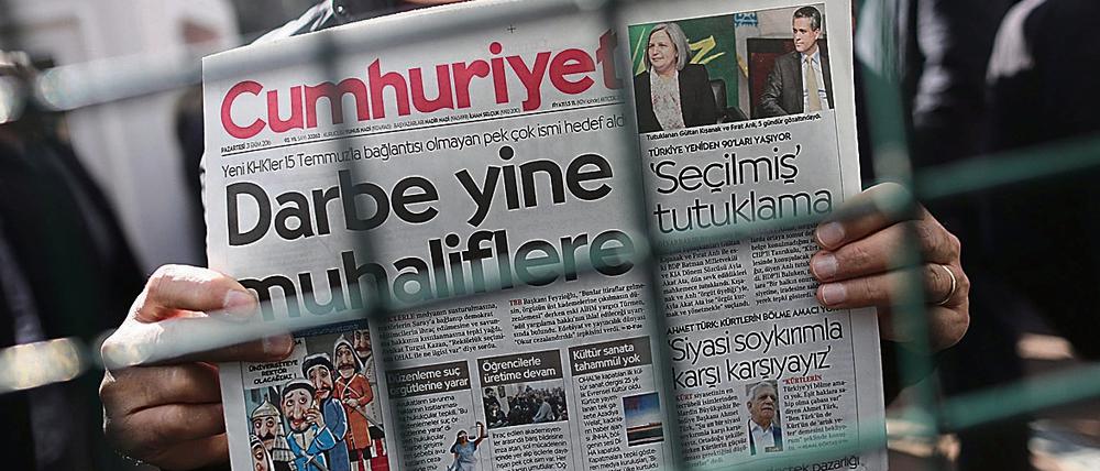 Hinter Gittern. Seit Jahren kritisiert die säkulare Zeitung „Cumhuriyet“ die Politik von Staatschef Erdogan.