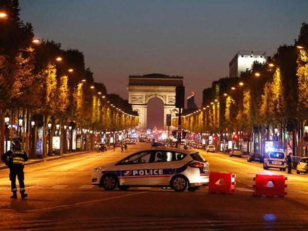 Der Tatort: Der Prachtboulevard Champs-Élysées wurde nach den Schüssen gesperrt. 
