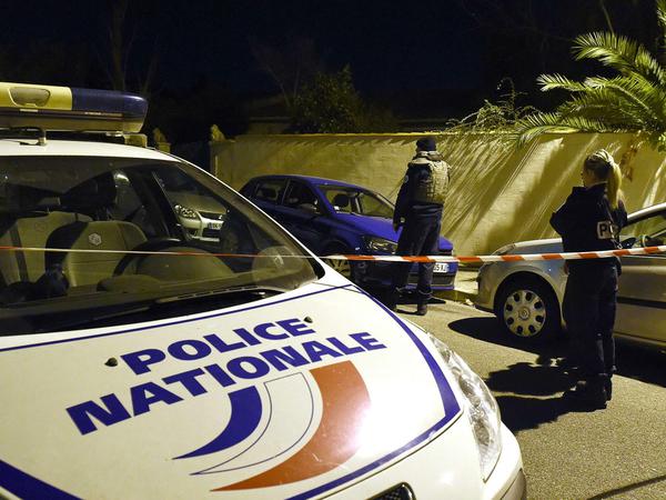 In Marseille wurde ein jüdischer Lehrer niedergestochen. Hier sichert die Polizei den Tatort.