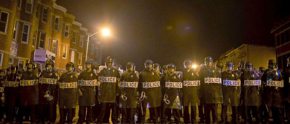 Konfrontation: In Baltimorepatroullieren seit den Ausschreitungen von Montag Polizei und Nationalgarde.