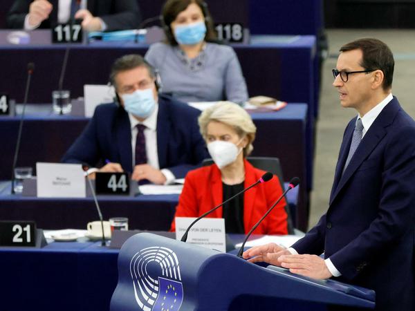 Polens Premierminister Mateusz Morawiecki verteidigte im Oktober 2021 im Europaparlament in Straßburg die Justizreform. Sein Land fällt nicht durch systematische Verstöße bei der Verwendung von EU-Mitteln auf. Die Unabhängigkeit der Justiz steht im Zweifel. Und damit indirekt die gerichtliche Kontrolle der rechtmäßigen Verwendung von EU-Mitteln. 