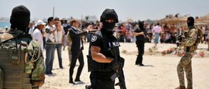 Schwerbewaffnete Sondereinheiten sind in Tunesien mobilisiert, nachdem ein islamistischer Attentäter 38 Urlauber getötet hat.