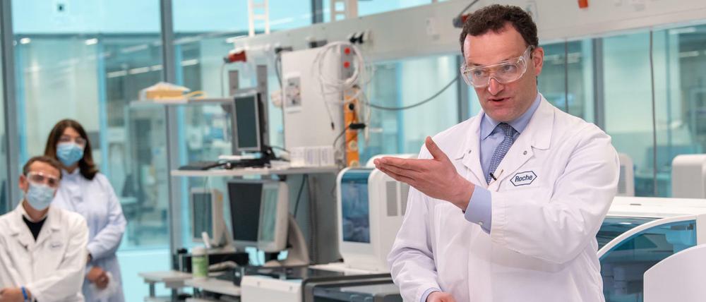 Jens Spahn (CDU), Bundesgesundheitsminister, spricht während eines Besuchs im Roche-Entwicklungslabor für den neuen serologischen Antikörpertest Elecsys Anti-SARS-CoV-2 Test.