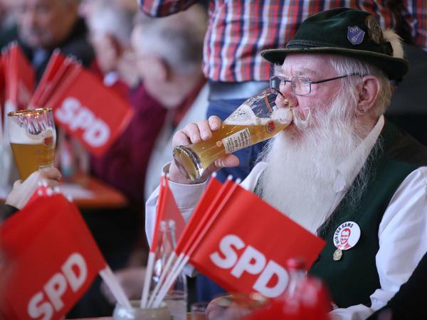 Ein SPD-Anhänger beim Politischen Aschermittwoch der SPD in Vilshofen.