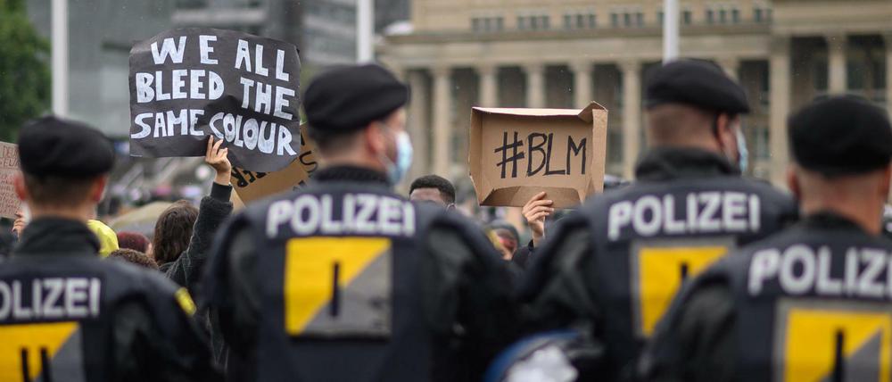 Polizeibeamte in Stuttgart während einer Demonstration gegen Rassismus.