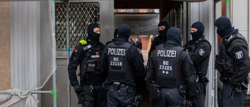 Polizisten stehen am Eingang einer Moschee in Berlin-Kreuzberg. 