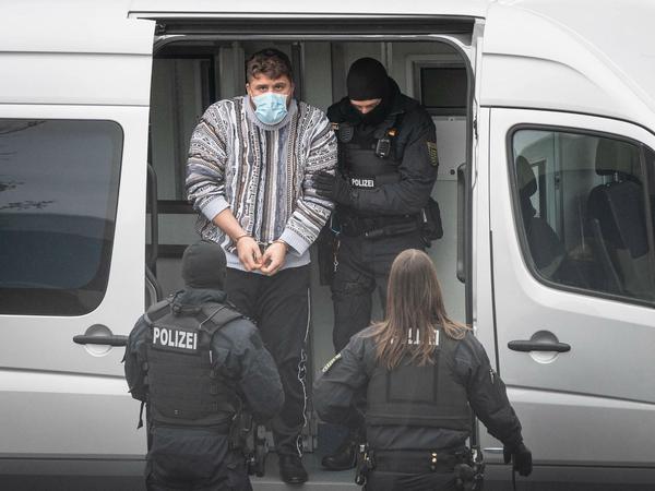 Die Polizei nimmt Kunstdiebstahl-Verdächtige fest. Sie gehören zum arabisch-deutschen Remmo-Clan.