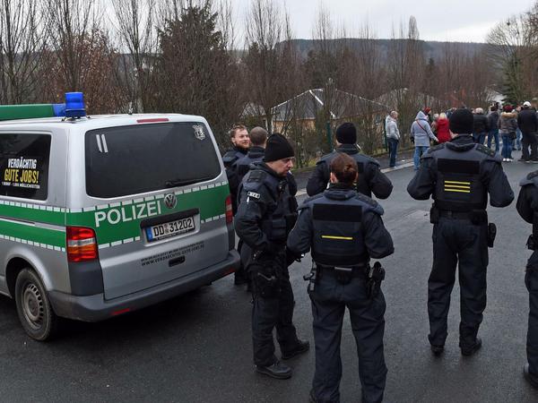 Polizisten Anfang Januar vor der Flüchtlingsunterkunft in Einsiedel. Die Unterbringung von Asylsuchenden in dem Vorort von Chemnitz ist heftig umkämpft. 