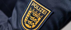 Das Wappen der Polizei Baden-Württemberg ist auf der Uniform einer Polizeibeamtin zu sehen (Symbolbild).