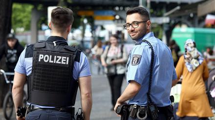 Polizeibeamter mit Migrationshintergrund in Berlin-Kreuzberg: Ein neues Gesetz soll dies fördern. 