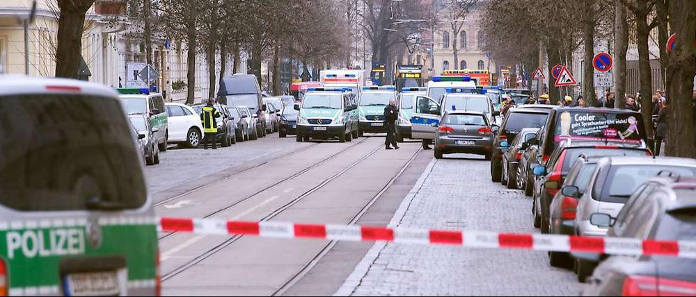 Sicherheitskräfte stehen am Mittwoch vor der International School in Leipzig. Wegen eines Notrufs ist ein Spezialeinsatzkommando der Polizei zu einer Leipziger Schule ausgerückt. 