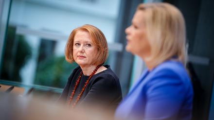 Familienministerin Lisa Paus (Grüne, l.) und Innenministerin Nancy Faeser (SPD)