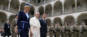 Papst Franziskus wurde im Königsschloss Wawel von Präsident Duda und dessen Ehefrau begrüßt. 