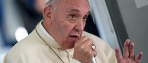 Papst Franziskus spricht auf seinem Rückflug von Polen nach Rom mit Journalisten. 