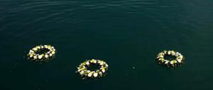 Kränze aus Blumen - zur Erinnerung an die Flüchtlinge, die im Mittelmeer starben