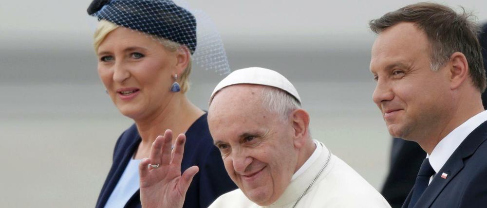 Papst Franziskus am Flughafen Krakau mit dem polnischen Präsidenten Andrzej Duda und dessen Frau Agata. 