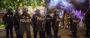 Die Polizeigewalt gegen Schwarze löste im vergangenen Jahr große Unruhen in den Vereinigten Staaten aus. 