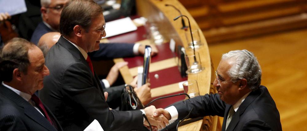 Portugals Ministerpräsident Pedro Passos Coelho (L) schüttelt am Dienstag dem Sozialistenführer Antonio Costa die Hand.