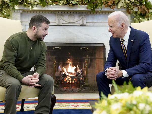 Für das Überleben der Ukraine ist die Unterstützung der USA wichtiger. Wolodymyr Selenskyjs erster Auslandsbesuch im Krieg führte ins Weiße Haus zu US-Präsident Joe Biden. 