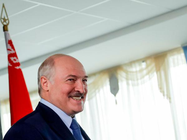 Alexander Lukaschenko, Präsident von Belarus, lacht bei der Stimmenabgabe am Wahltag in Belarus. 