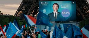 Eine Projektion vor dem Eiffelturm zeigt die Wahlprognose zugunsten Macrons. 