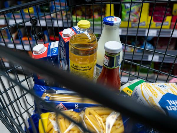 Die Bürgerinnen und Bürger bekommen an der Supermarktkasse die Inflation zu spüren. 