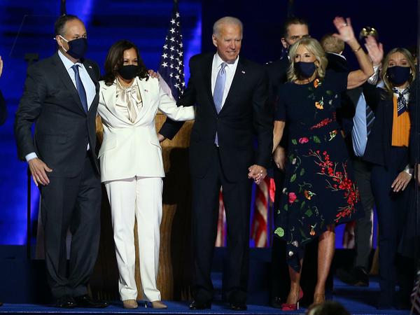 Joe und Jill Biden mit Kamala Harris und ihrem Partner Doug Emhoff nach den Reden des gewählten Präsidenten der Vereinigten Staaten und seiner zukünftigen Vizepräsidentin in Wilmington, Delaware.