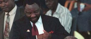 Nelson Mandela leistet die Unterschrift zur neuen Verfassung Südafrikas 1996. Cyril Ramaphosa (Mitte) schaut zu.
