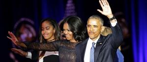 Der scheidende US-Präsident Barack Obama mit seiner Ehefrau Michelle und Tochter bei seiner Abschiedsrede in Chicago.