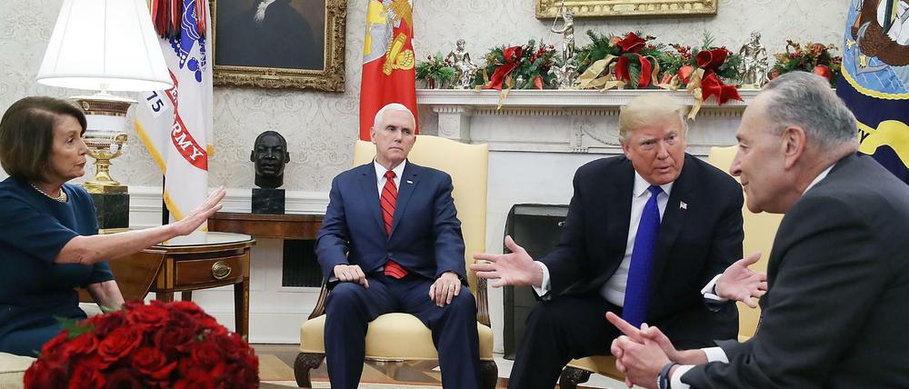 Wortgefecht: US-Präsident Donald Trump mit Nancy Pelosi und Chuck Schumer (rechts). Neben Trump sitzt sein Vize Mike Pence. 