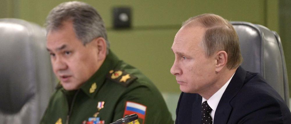 Russlands Präsident Wladimir Putin und Verteidigungsminister Sergei Schoigu.