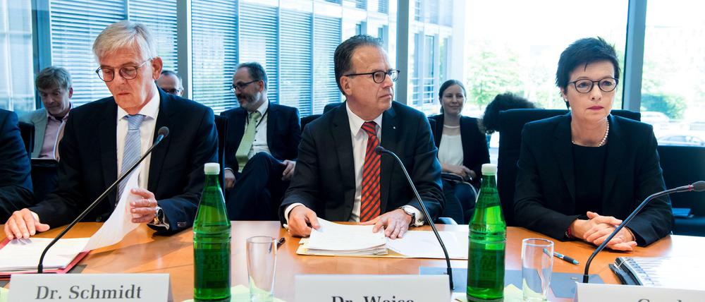 Die drei früheren Chefs des Bundesamts für Migration und Flüchtlinge, Manfred Schmidt, Frank-Jürgen Weise und Jutta Cordt, während einer Sondersitzung des Bundestagsinnenausschusses zur Bremen-Affäre im Juni 2018.
