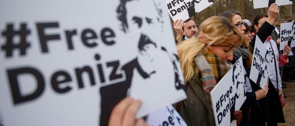 Ende Februar wurde vor der türkischen Botschaft in Berlin für Deniz Yücel demonstriert.