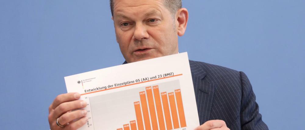 Finanzminister Olaf Scholz (SPD) weist Kritik zurück, wonach er für Verteidigung und Entwicklung zu wenig ausgibt.
