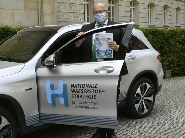Bundeswirtschaftsminister Peter Altmaier (CDU) mit einem Wasserstoff-Auto