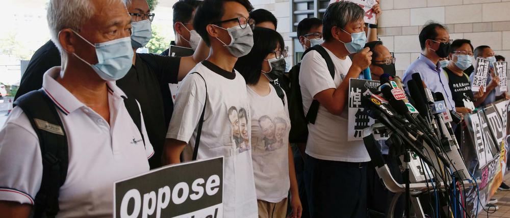 Demokratie-Aktivisten, darunter Lee Cheuk-yan, vor ihrem Gerichtsprozess.
