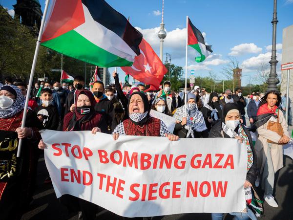 Parallel zur Bundestagsdebatte gab es Demonstrationen für die Palästinenser in Berlin. 