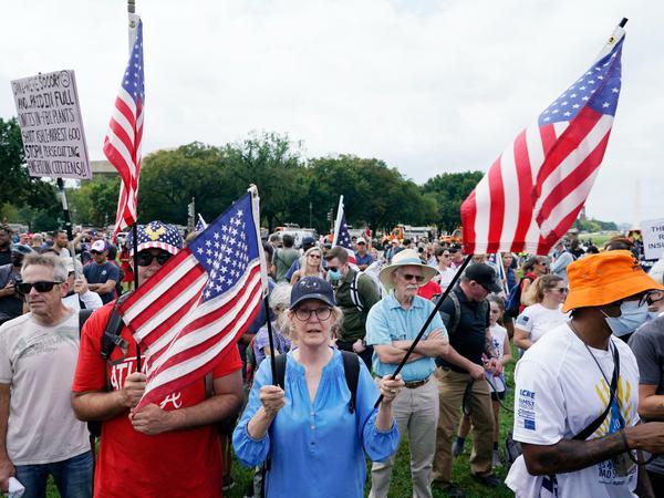 nhänger des ehemaligen US-Präsidenten Trump nehmen an einer Demonstration in der Nähe des Kapitol in Washington teil. 