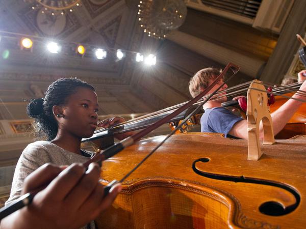 Die Musikerin Siyolise Nyondo (l) bei den Young Euro Classics 2012. 