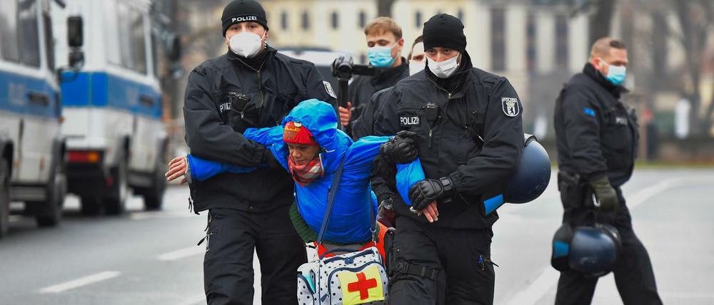 Polizisten tragen einen Demonstranten in Dresden weg. Dort war es zu Protesten vor dem Sächsischen Landtag gekommen.